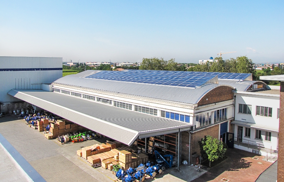 Sonnenkollektoren auf dem Werksdach am KSB-Standort im italienischen Concorezzo